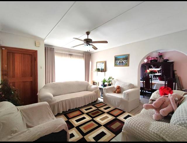 4 BEDROOM HOUSE FOR SALE IN BISLEY